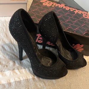 Black pumps